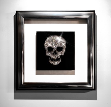 Sculpture titled "Diamond's skull one" by Xavier Wttrwulghe, Original Artwork, Glass