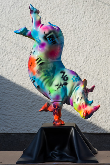 Sculpture intitulée "Le Rhino danseur St…" par Xavier Wttrwulghe, Œuvre d'art originale, Résine