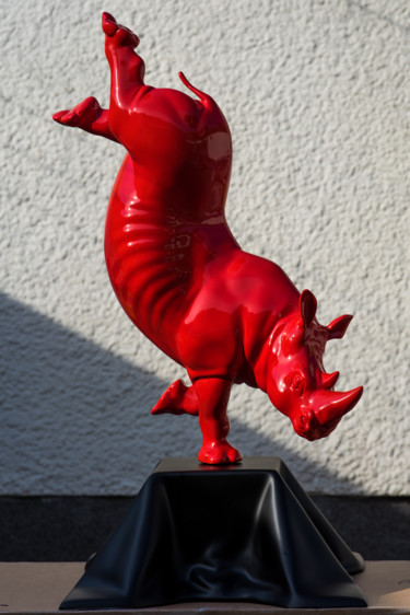 Escultura titulada "Le Rhino danseur Re…" por Xavier Wttrwulghe, Obra de arte original, Resina