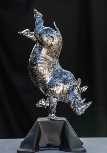 Escultura intitulada "Le Rhino danseur ma…" por Xavier Wttrwulghe, Obras de arte originais, Resina