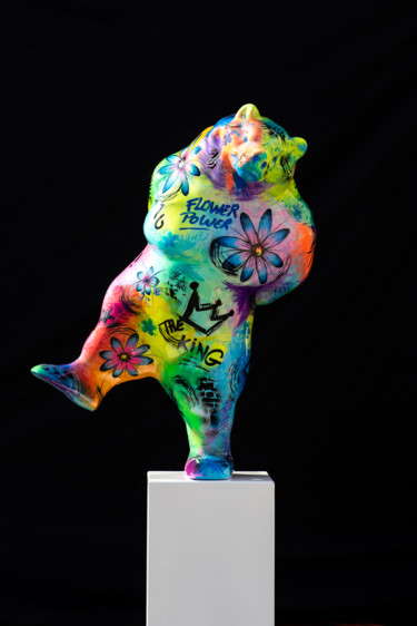 Scultura intitolato "L'ours Joyeux Hippi…" da Xavier Wttrwulghe, Opera d'arte originale, Resina