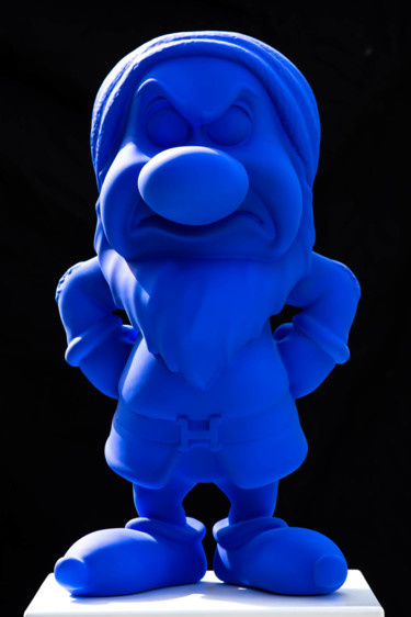 Scultura intitolato "Grumpy bleue ultra…" da Xavier Wttrwulghe, Opera d'arte originale, Resina