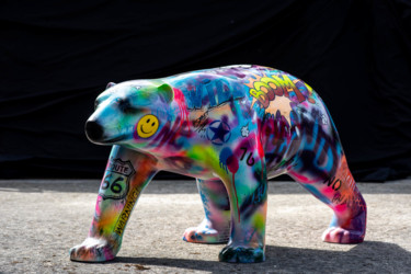 Skulptur mit dem Titel "Polar Bear Street A…" von Xavier Wttrwulghe, Original-Kunstwerk, Harz