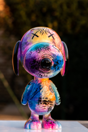 Sculpture titled "Snoopy Hippie" by Xavier Wttrwulghe, Original Artwork, Resin