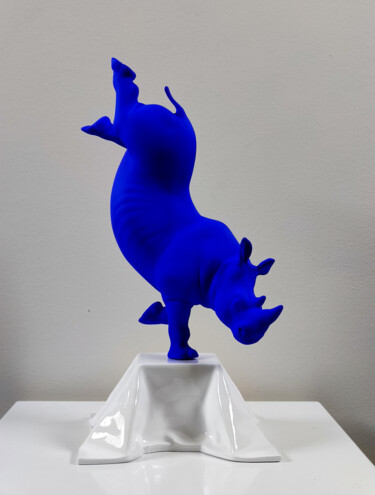 Sculpture intitulée "Le Rhino danseur Bl…" par Xavier Wttrwulghe, Œuvre d'art originale, Résine