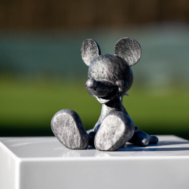Skulptur mit dem Titel "Mickey Assis Stone…" von Xavier Wttrwulghe, Original-Kunstwerk, Harz