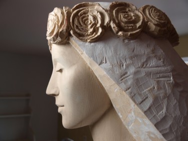 Scultura intitolato "vierge de l'accueil…" da Yan Vita, Opera d'arte originale, Legno