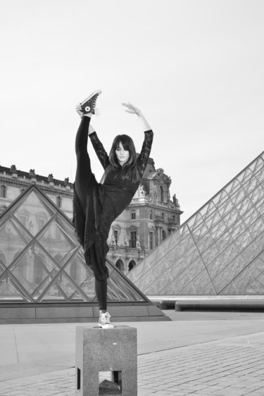 Photographie intitulée "Louvre Museum Pyram…" par Yannick Verdier Monsegur, Œuvre d'art originale, Photographie numérique Mo…