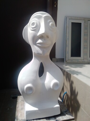 Skulptur mit dem Titel "Le serein" von Yao Nda Olivier Meh, Original-Kunstwerk, Gips