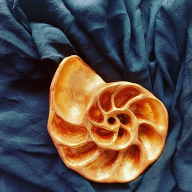 Sculpture titled "Golden Sea Shell" by Yasemin Nilüfer Ateş, Original Artwork, Polymer clay