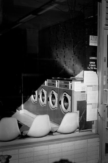 Fotografía titulada "Laundromat, Toronto" por Yc Captures, Obra de arte original, Fotografía analógica