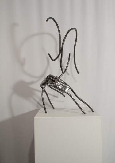 Sculpture titled "Une main sur l'épau…" by Yez, Original Artwork, Metals