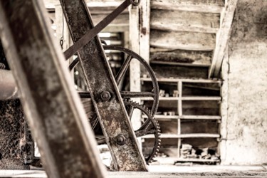 Фотография под названием "Old wheel" - Ygsendd, Подлинное произведение искусства, Цифровая фотография Установлен на Алюминий