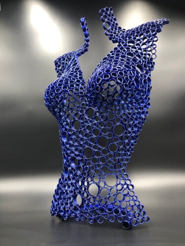 「"Irina" bleu candy」というタイトルの彫刻 Yohan Pluによって, オリジナルのアートワーク, 金属