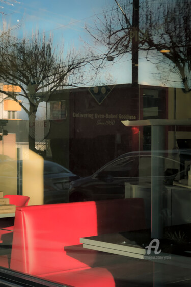 Fotografia intitulada "Red Chair" por Yasmine Rafii, Obras de arte originais, Fotografia digital