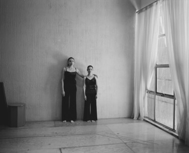 Fotografie getiteld "Jumelles identiques," door Yvonne Venegas, Origineel Kunstwerk, Film fotografie Gemonteerd op Houten pa…