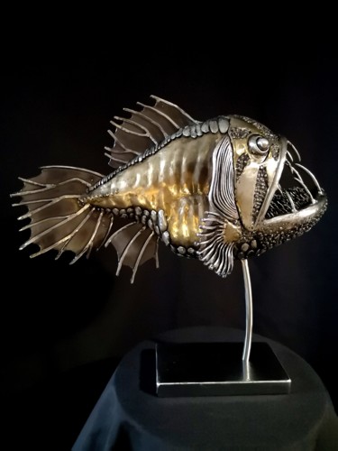 「Gold fish」というタイトルの彫刻 Evgen Zaborovskyによって, オリジナルのアートワーク, 金属