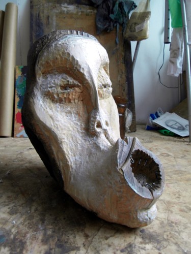 Скульптура под названием "The Pipe Smoker" - Koki, Подлинное произведение искусства, Дерево