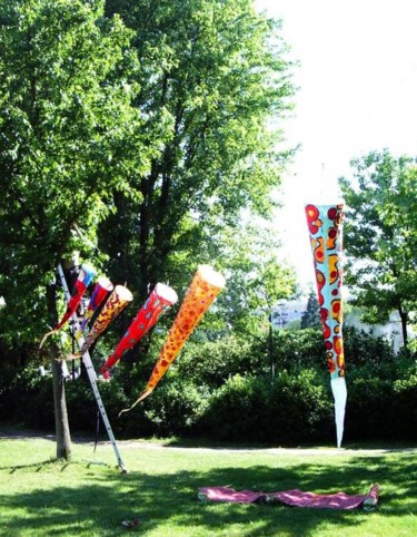 Installation intitulée "Guirlandes de manch…" par Zampo, Œuvre d'art originale