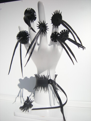 Escultura titulada "Bagues ajustables e…" por Zampo, Obra de arte original, Plástico
