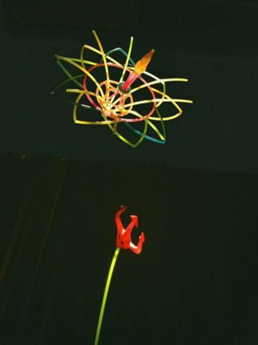 Escultura titulada "Fleur récup en susp…" por Zampo, Obra de arte original
