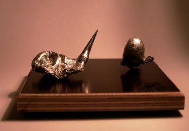 Sculpture titled "cher inégal" by Zaron / Akai, Original Artwork, Metals