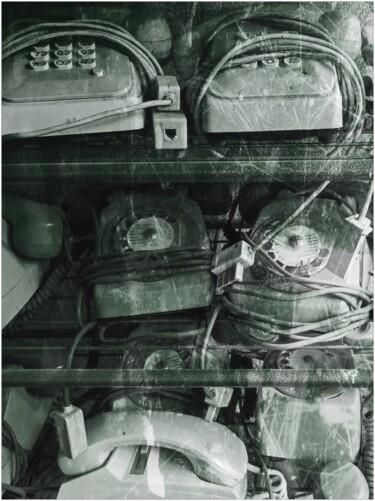 Fotografia intitulada "Gagged phones" por Ze Raw Factory Photographer, Obras de arte originais, Fotografia digital