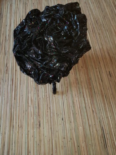 Скульптура под названием "Macadam flower" - Zenzivi Nora Yahiaoui, Подлинное произведение искусства, Пластмасса