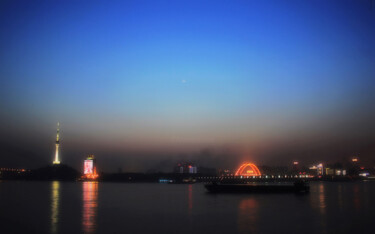 Fotografia intitolato "江城夜景" da Zhang Bi Zi Song Shu, Opera d'arte originale, Fotografia digitale