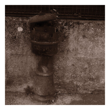 Fotografie mit dem Titel "Out-of-Date Hydrant" von Zheka Khalétsky, Original-Kunstwerk, Nicht bearbeitete Fotografie