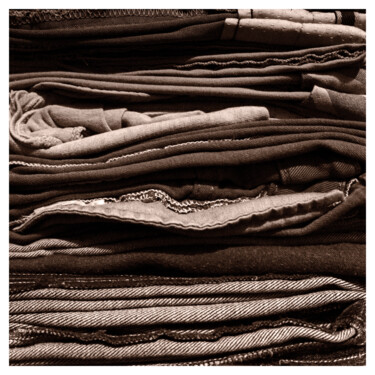 Fotografie mit dem Titel "Stacked Clothes" von Zheka Khalétsky, Original-Kunstwerk, Nicht bearbeitete Fotografie