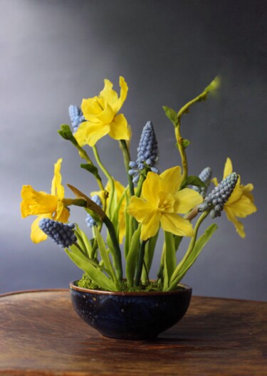 Sculptuur getiteld "muscari with daffod…" door Ziarat Tavlueva, Origineel Kunstwerk, Polymeer klei