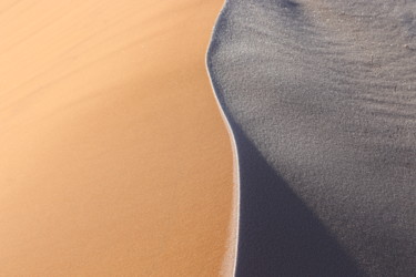 Ice streaks the sand dunes of the Sahara Desert in northwest Photographie intitulée "Ice streaks the san…" par Zineddine Hashas, Œuvre d'art originale, Photographie argentique