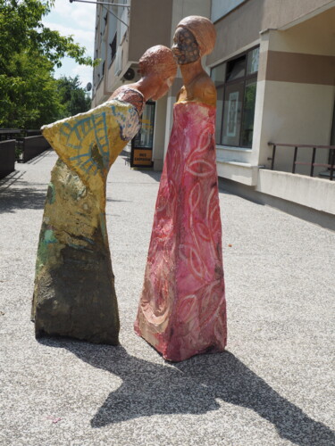 Escultura intitulada "Whispering women" por Zofia Kubicka, Obras de arte originais, Resina
