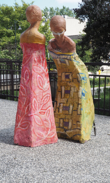 Sculptuur getiteld "Whispering women 1" door Zofia Kubicka, Origineel Kunstwerk, Terra cotta