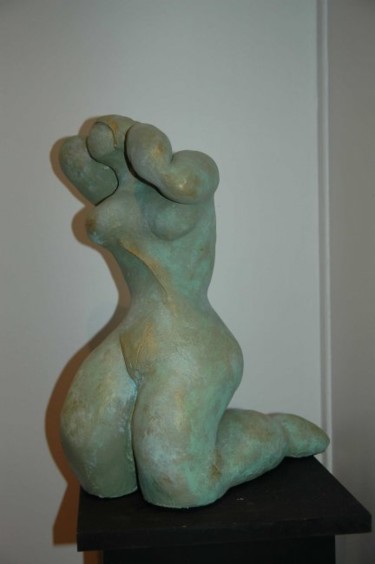 Sculpture titled "Délicatesse" by Zou.Sculpture, Original Artwork, Terra cotta