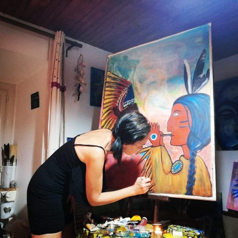 Akara Péala - De kunstenaar aan het werk