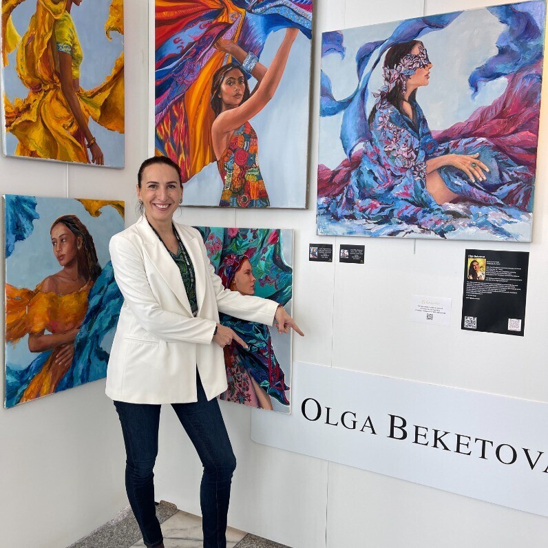 Olga Beketova - The artist at work