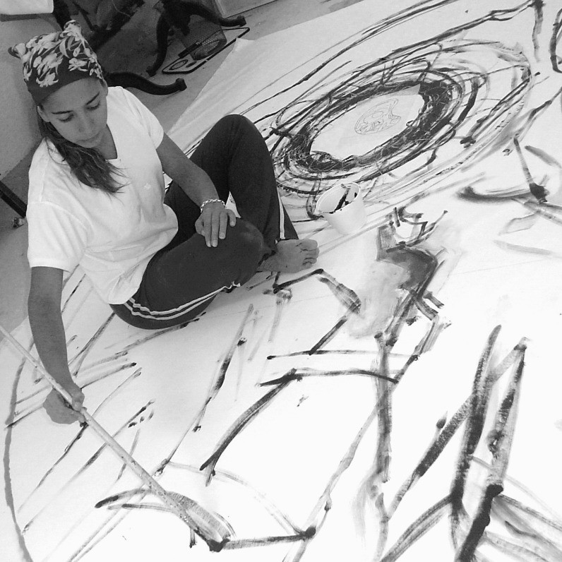 Carolina Tangassi - De kunstenaar aan het werk