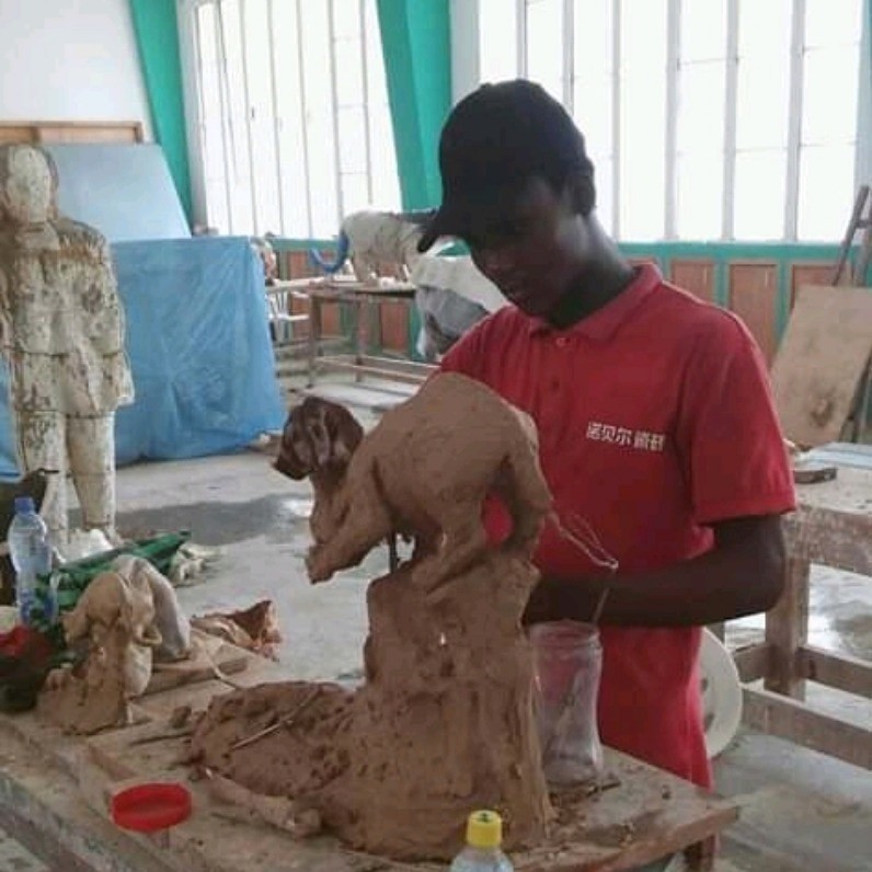 Élysée Nguadio - L'artiste au travail