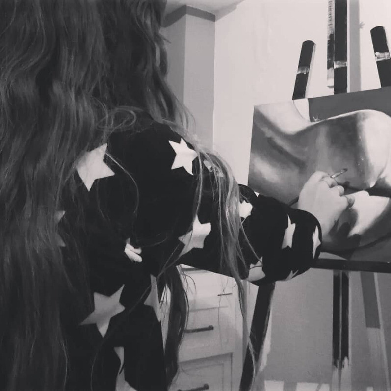 Estefany Mariño - El artista trabajando