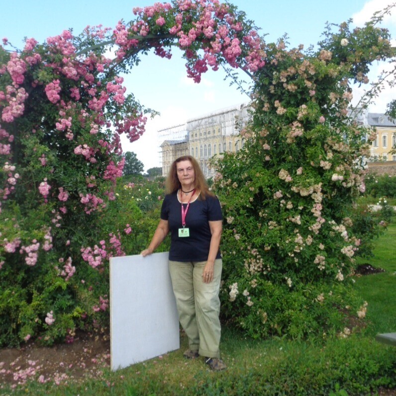 Laine Kainaize - The artist at work