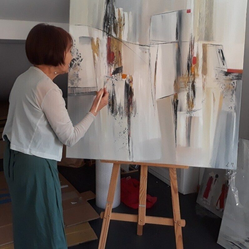 Lydie Massou - De kunstenaar aan het werk