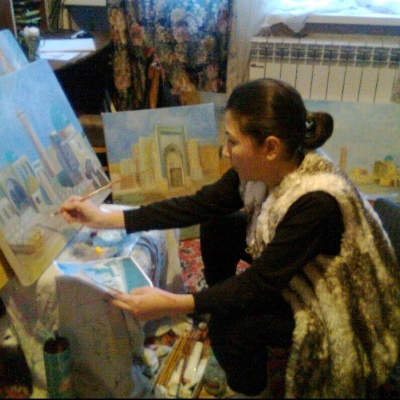 Mukhabbat Efimova - El artista trabajando