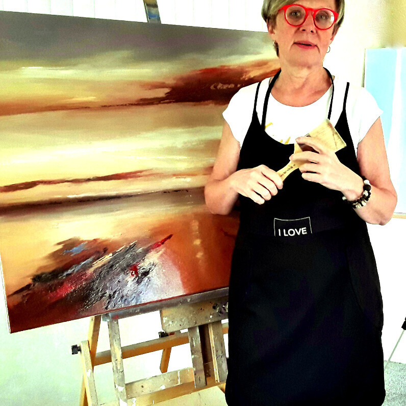 Olena Topliss - The artist at work