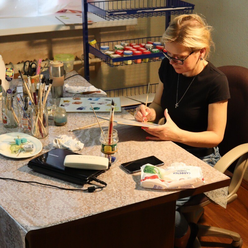 Oxana Kondratenko - The artist at work