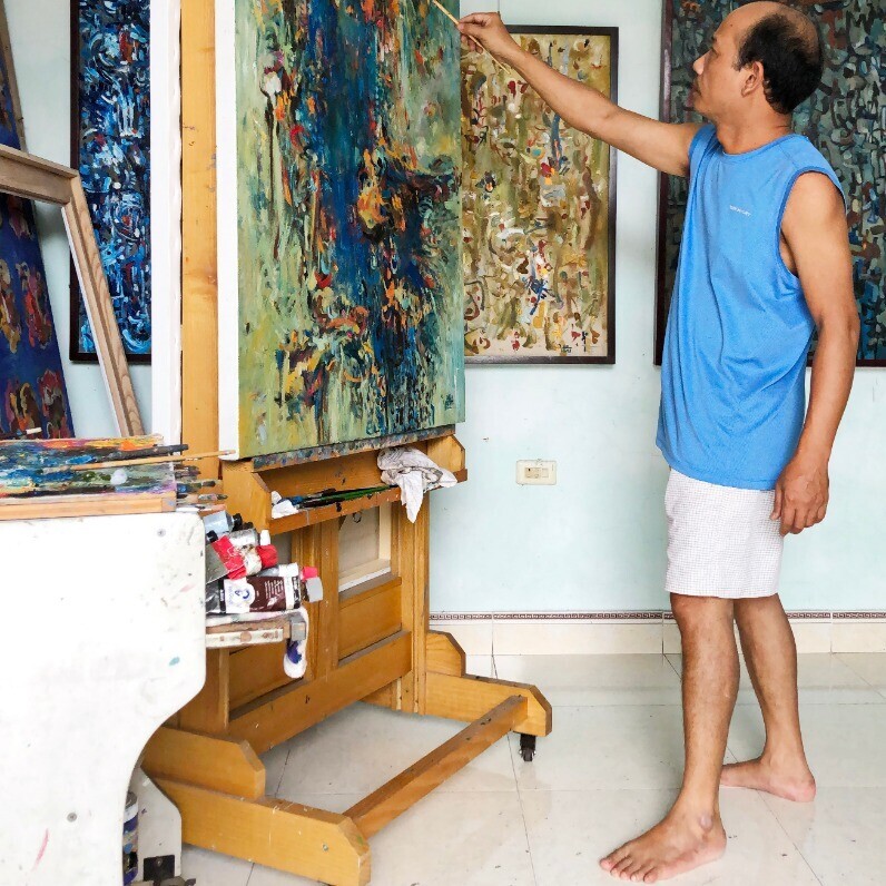Phung Van Tue - The artist at work