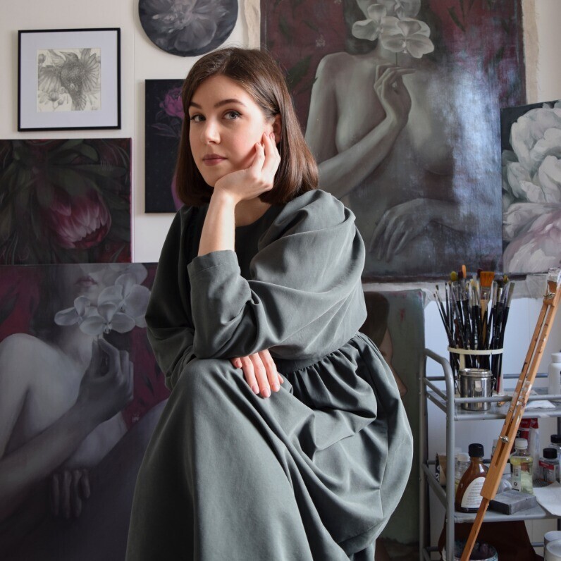 Polina Kharlamova - The artist at work