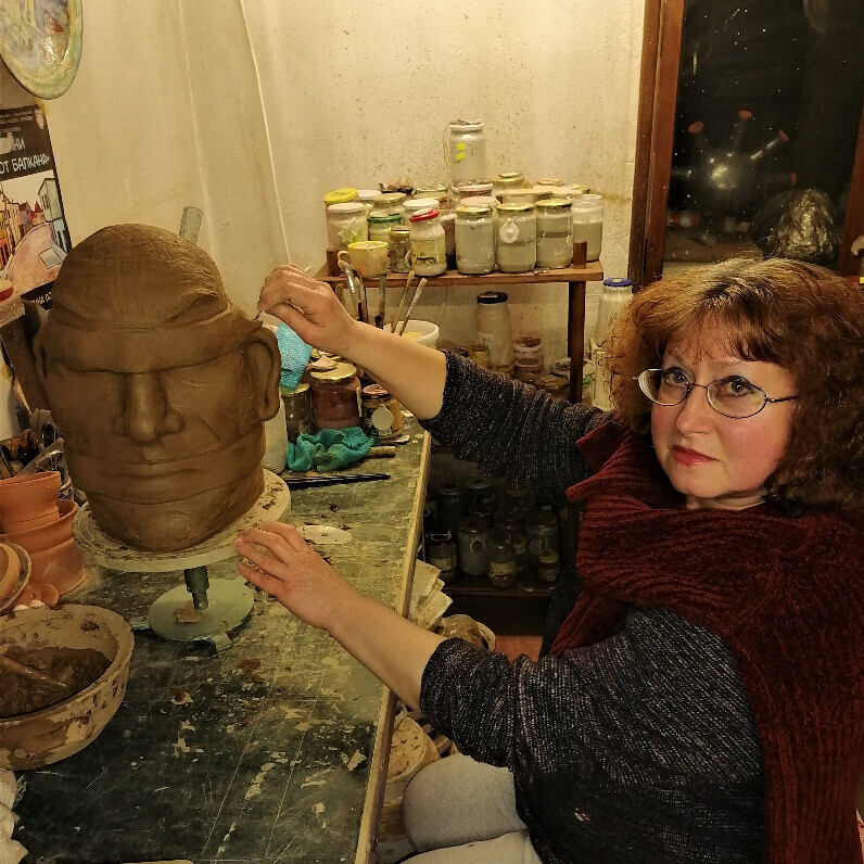 Irina Pozharitskaya - El artista trabajando