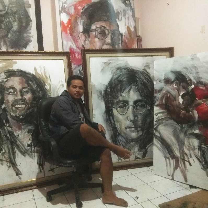 Muh Ilyas Ruhiyat Artist - The artist at work